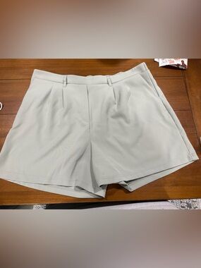 Women’s Shorts in Light Sage